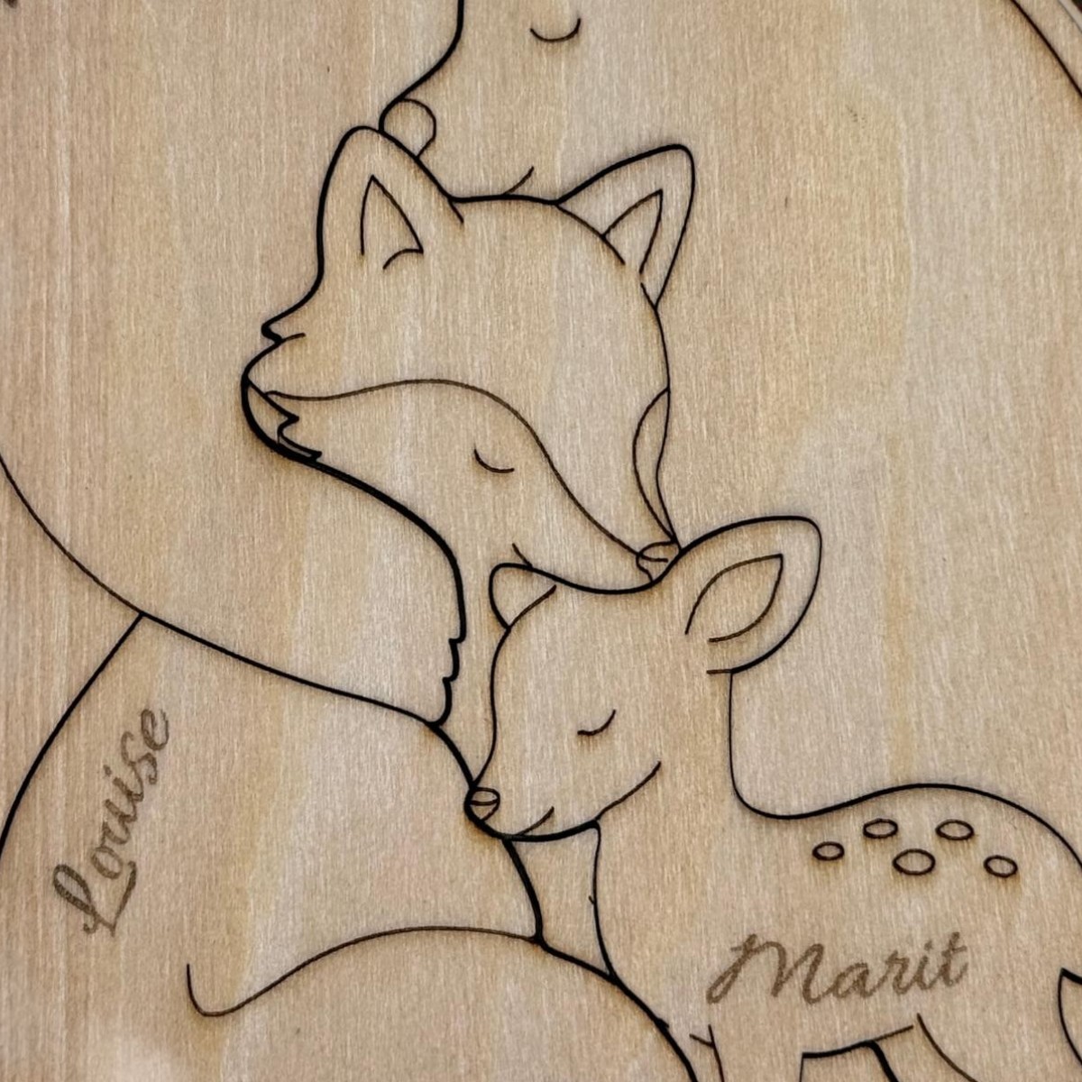 Close-up van houten familiepuzzel met namen en gegraveerde dieren