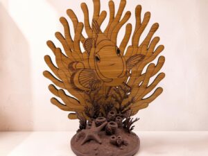 Houten clownvis decoratie met 3D geprinte koraalvoet