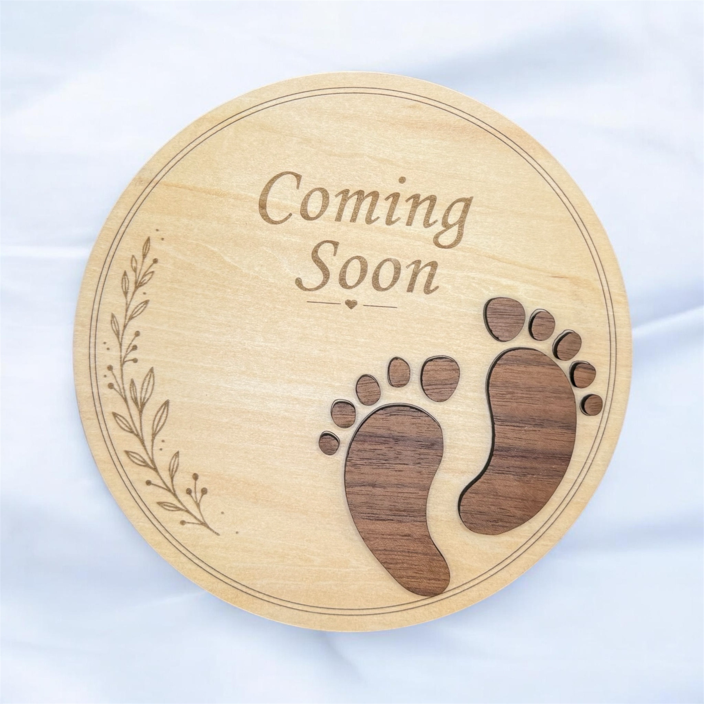 Houten baby aankondiging Coming Soon met voetjes