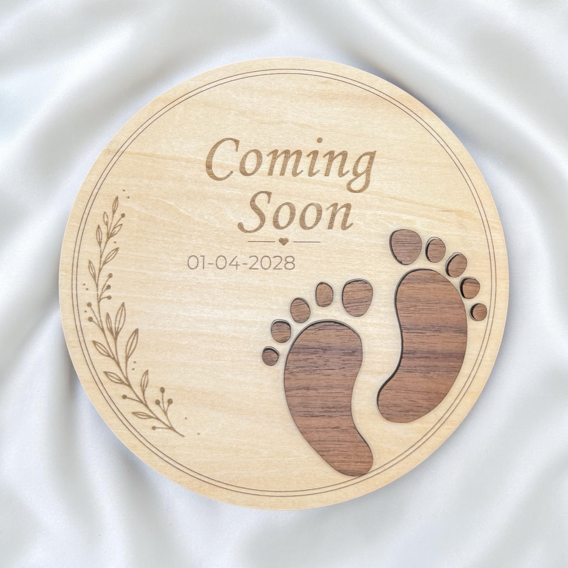 Houten baby aankondiging met Coming Soon gravure