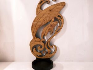 Houten bultrug met kalf decoratie met zwarte voet